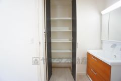 便利な洗面室収納。散らかりがちなバスタオルや清掃用品、化粧品や予備のシャンプー等もきれいに整頓できますね。
