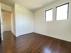 木目調のシンプルデザインで落ち着きと安らぎの空間に仕上げています。各部屋に収納が完備されているので、お荷物が多くなっても安心の設計です。