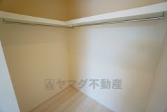 収納力豊富なウォークインクローゼット付き。洋服や小物などを1箇所にまとめて美しい収納を実現します。