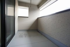 幅広のインナーバルコニーは洗濯物を守りやすく、眩しすぎる日差しも和らげます。