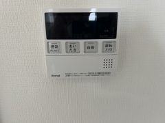 キッチン横からお湯張り、追い炊き、足し湯がボタン一つで楽々操作できる給湯機リモコンです＾＾忙しい夕飯の準備の時間帯に重宝しますね。