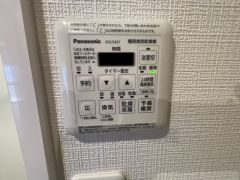 浴室暖房乾燥機には、暖房、乾燥、涼風、換気の4つの機能が付いています。タイマー付きです。