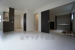 リビングは広々とした設計で、家族が集い、寛ぐ暮らしの空間を演出しています。