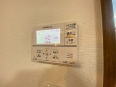 キッチン横からお湯張り、追い炊き、足し湯がボタン一つで楽々操作できる給湯機リモコンです＾＾忙しい夕飯の準備の時間帯に重宝しますね。