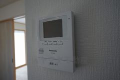 防犯性もばっちり、TVモニター付きインターフォン完備。大きなモニターで玄関先を確認できます。録画機能が付いているので不在時の訪問者も確認できて安心です^^