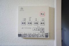雨の日の洗濯も安心できる浴室暖房乾燥機付き浴室。リモコンで操作もボタン1つで簡単。 浴室暖房乾燥機には、暖房、乾燥、涼風、換気の4つの機能が付いています。タイマー付きです。