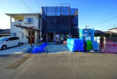 駐車スペースはゆとりある2台分を確保。マイカー用に、お客さま用に、余裕を持ってご利用いただけます。