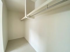 収納力豊富なウォークインクローゼット付き。洋服や小物などを1箇所にまとめて美しい収納を実現します。