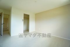 住む人のこだわりを活かす洋室＾＾日当たりがよく、寝室としての利用もおすすめ。広めのクローゼットもあり荷物もすっきり片付けれ、ゆとりのある暮らしが出来ます＾＾