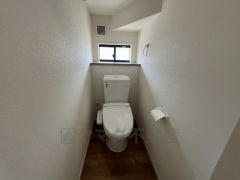 ウォシュレット付トイレです。節水機能もあるので、安心して使えますね。もちろん、1階2階の2ヶ所にトイレがあるので、忙しい朝にもゆとりができますね。