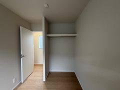 木目調のシンプルデザインで落ち着きと安らぎの空間に仕上げています。各部屋に収納が完備されているので、お荷物が多くなっても安心の設計です。