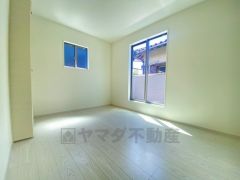 2面採光を確保した明るい室内は、風通しも良く、大変居心地の良い空間となっております。爽やかな風を感じて起きる朝は、快適生活の始まりに。