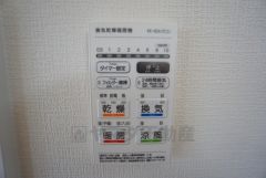 雨の日の洗濯も安心できる浴室暖房乾燥機付き浴室。リモコンで操作もボタン1つで簡単。 浴室暖房乾燥機には、暖房、乾燥、涼風、換気の4つの機能が付いています。タイマー付きです。