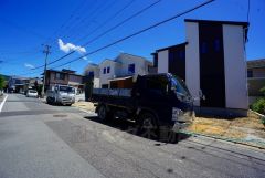 ゆったりとした6ｍ幅の道路をはさんでいることで陽射しを遮られることなくとても明るいです。