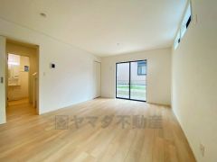 大きな窓のあるリビングは、陽光あふれる明るい空間です。居心地良く、ご家族皆がゆったり寛げる憩いの空間となりそうです。