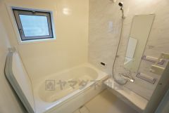 同仕様写真。1日の疲れを癒すくつろぎのバスルーム。足を伸ばしてもゆったりと入れるサイズです。お子様と一緒にお風呂に入っても狭くないですね＾＾