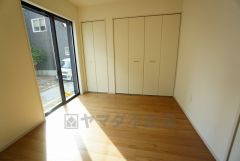 暖かい日差しが差し込む洋室。たっぷり収納できるクローゼット付きでお部屋の中をすっきりと快適に保てます。