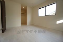 住む人のこだわりを活かす洋室＾＾日当たりがよく、寝室としての利用もおすすめ。広めのクローゼットもあり荷物もすっきり片付けれ、ゆとりのある暮らしが出来ます＾＾