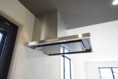 調理により発生する油煙や臭いを吸い込み、屋外へ排気してくれます。