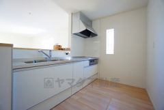 対面式カウンターキッチンでお子様の様子が見守れます。カウンタートップは耐熱性に優れており、日ごろのお掃除もふき取るだけでＯＫ。ステンレスシンクも簡単にお掃除できますよ。