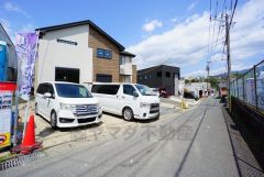 大型車両の通行も少なく、静かで快適な生活を送れます＾＾ カースペースは停めやすい並列駐車2台付きです。