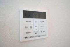 キッチン横からお湯張り、追い炊き、足し湯がボタン一つで楽々操作できる給湯機リモコンです＾＾忙しい夕飯の準備の時間帯に重宝しますね。