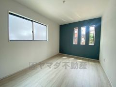 デザインクロスが2階洋室の雰囲気を上品に仕上げています。いつもと違う雰囲気のお部屋をお楽しみください。