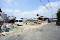 前面道路含む現地外観写真。