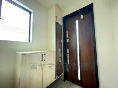 たっぷり収納できるシューズボックスです。家族全員の靴がきれいに整頓できます。棚の上にお花や写真を飾っても良いですね。