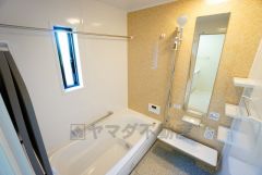 同仕様写真。1日の疲れを癒すくつろぎのバスルーム。足を伸ばしてもゆったりと入れるサイズです。お子様と一緒にお風呂に入っても狭くないですね^^