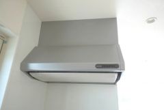 レンジフード。 調理により発生する油煙や臭いを吸い込み、屋外へ排気してくれます。