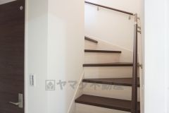 同仕様写真。ご年配の方でも安心できる、手すり付き階段です＾＾段差も低めで設定されてますので安全性にも優れてますね＾＾