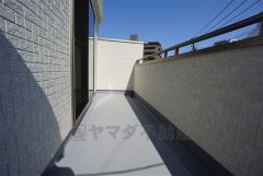 同仕様写真。日当たりの良い南向きバルコニーです。