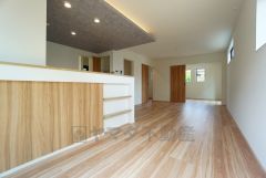 夏は強い日差しをカット、冬は暖かな遮熱高断熱型Low-Eガラスを採用。夏の強い日差しを約60%カットし、冷房効果を高めます。紫外線もカットするため紫外線による日焼けも抑制。