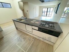 対面式カウンターキッチンでお子様の様子が見守れます。カウンタートップは耐熱性に優れており、日ごろのお掃除もふき取るだけでＯＫ。ステンレスシンクも簡単にお掃除できますよ。