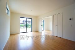 大きな窓のあるリビングは、陽光あふれる明るい空間です。居心地良く、ご家族皆がゆったり寛げる憩いの空間となりそうです。