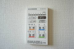 雨の日の洗濯も安心できる浴室暖房乾燥機付き浴室。リモコンで操作もボタン1つで簡単。 浴室暖房乾燥機には、暖房、乾燥、涼風、換気の4つの機能が付いています。タイマー付きです。