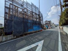 前面道路は北西側約6ｍ、南西側約4.5ｍ。