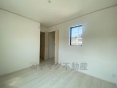 住む人のこだわりを活かす洋室＾＾日当たりがよく、寝室としての利用もおすすめ。広めのクローゼットもあり荷物もすっきり片付けれ、ゆとりのある暮らしが出来ます＾＾