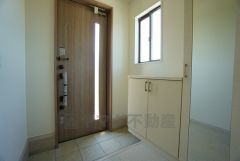 採光も考えられた明るい玄関です。自動で閉まるタッチキーとTVインターホンが装備されているので、セキュリティーも安心。