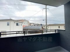 幅広のインナーバルコニーは洗濯物を守りやすく、眩しすぎる日差しも和らげます。