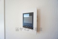 防犯性もばっちり、TVモニター付きインターフォン完備。大きなモニターで玄関先を確認できます。録画機能が付いているので不在時の訪問者も確認できて安心です^^