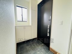 タッチキータイプの玄関ドアです。奥まって設置されているので、雨に濡れる心配もありません。