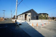 前面道路は私道南側約5.50ｍ、西側約5.29ｍ。私道の為、車の通行がほとんどなく小さなお子様がいるご家庭でも安心して過ごせます＾＾