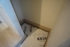 シューズインクローゼットも完備されており、玄関収納も問題ありません。棚の上にお花など飾ってインテリアも楽しめますね。