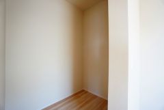 収納力豊富なウォークインクローゼット付き。洋服や小物などを1箇所にまとめて美しい収納を実現します。