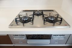 同仕様写真。3種類の料理が同時に調理できる、3口ガスコンロ。忙しい夕食の支度時間が短縮できて嬉しいですね。