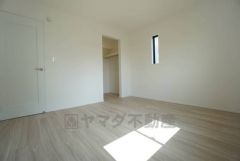 住む人のこだわりを活かす洋室＾＾日当たりがよく、寝室としての利用もおすすめ。広めのクローゼットもあり荷物もすっきり片付けれ、ゆとりのある暮らしが出来ます＾＾