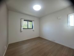 複数の窓がある居室は日当たり・風通し良好で快適に過ごしていただけます。お気に入りの家具とインテリアで素敵な部屋を作りましょう＾＾ 