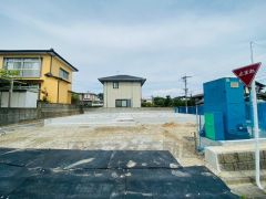カースペースは停めやすい並列駐車3台付き。急な来客があっても安心です。 前面道路は6ｍ以上と駐車がスムーズにできます＾＾